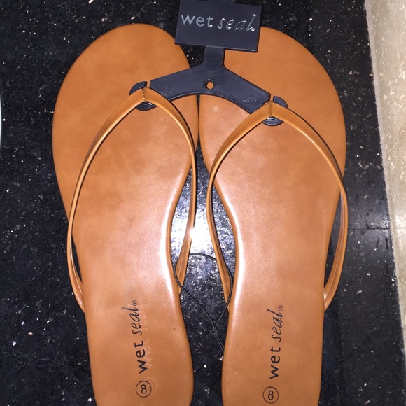 Wet seal flip-flops