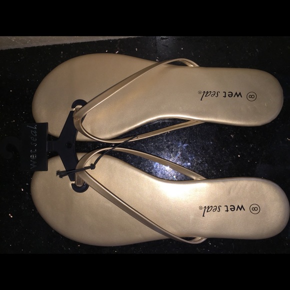 Wet seal flip-flops! Size 8 - Picture 1 of 3
