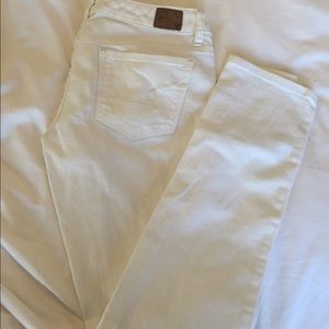 White jeans, American eagle, skinny fit