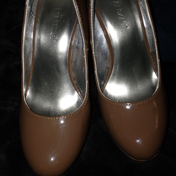 Shoe dazzle 6.5 taupe Patton stilettos