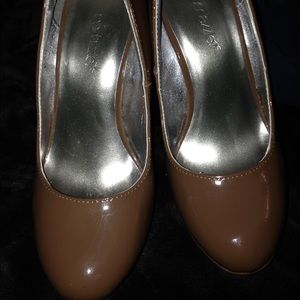 Shoe dazzle 6.5 taupe Patton stilettos