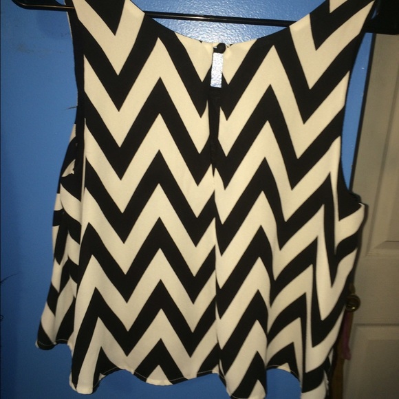 black and white crop top - Picture 2 of 3