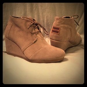 Toms Taupe Suede Desert Wedge, 7, never been worn