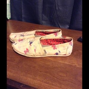 Toms splatter print sized 7