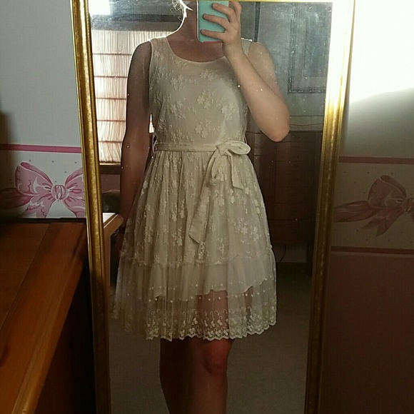 Beautiful Cream Lace Dress - Picture 2 of 4