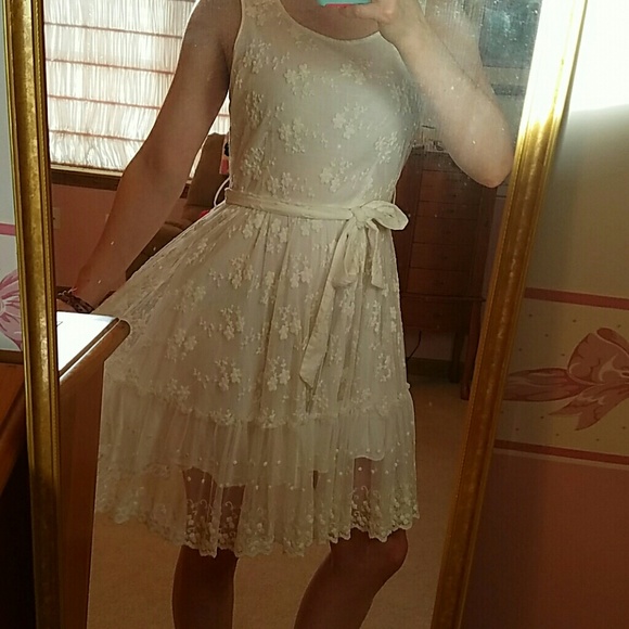 Beautiful Cream Lace Dress - Picture 4 of 4