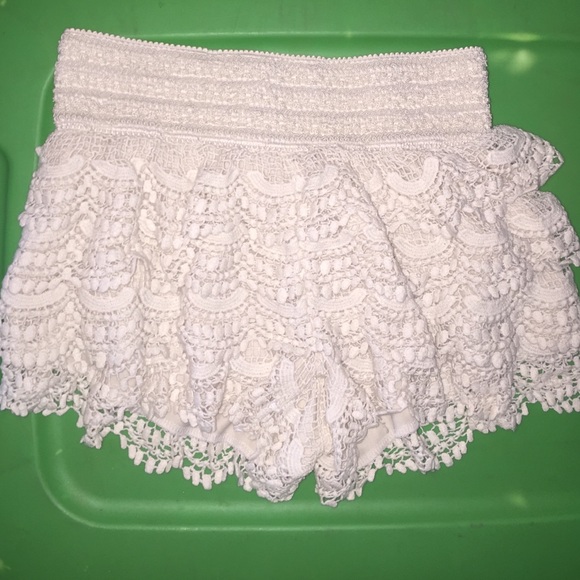 Crotchet lace cream off white shorts