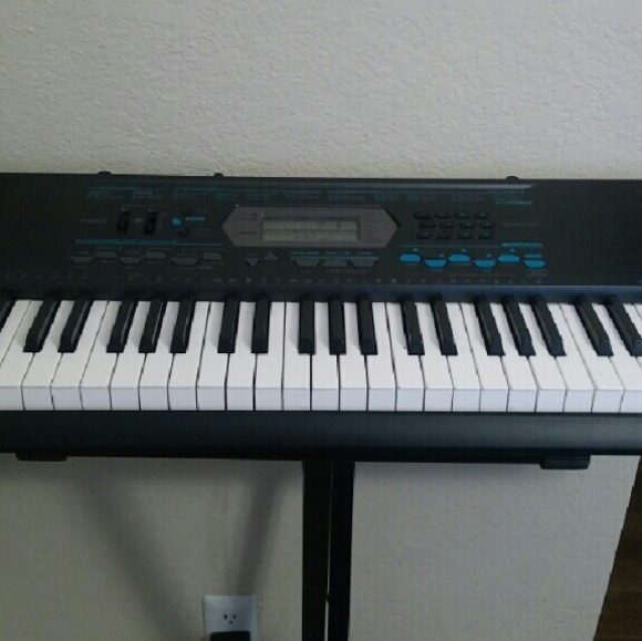 Casio piano keyboard - Picture 2 of 3