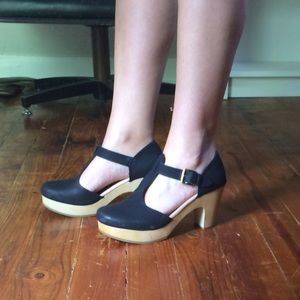 Black Old Navy T-strap clogs