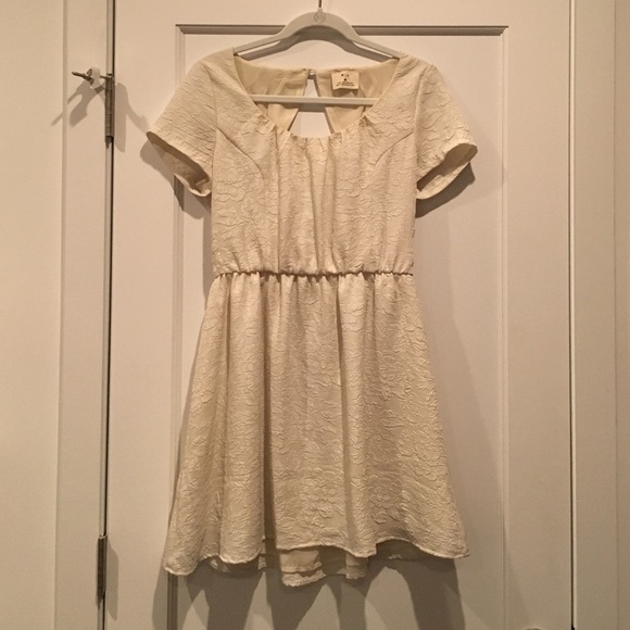 Urban Outfitters cream short sleeve dress - Picture 1 of 3