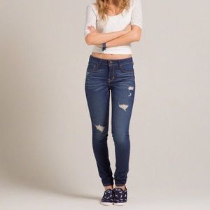HOLLISTER HIGH WAISTED DISTRESSED JEANS 👖👖