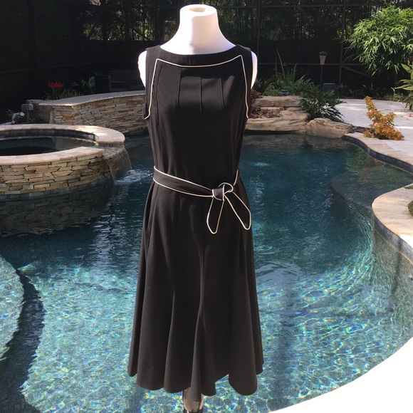 B/W with removable belt. Jackie O style.