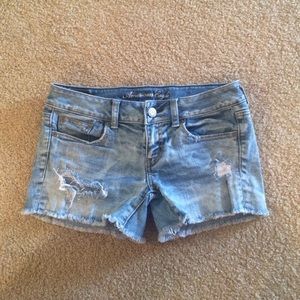 DISTRESSED AMERICAN EAGLE MIDI JEAN SHORT