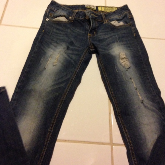 Distressed skinny jean - Picture 2 of 4