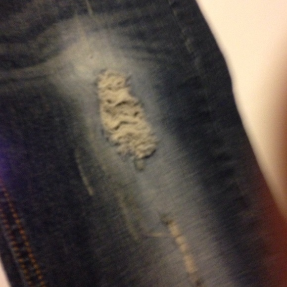 Distressed skinny jean - Picture 3 of 4