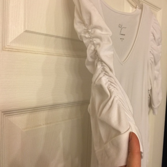 🎉🎀🎉HP🎉🎀🎉 White V neck T - Picture 2 of 2