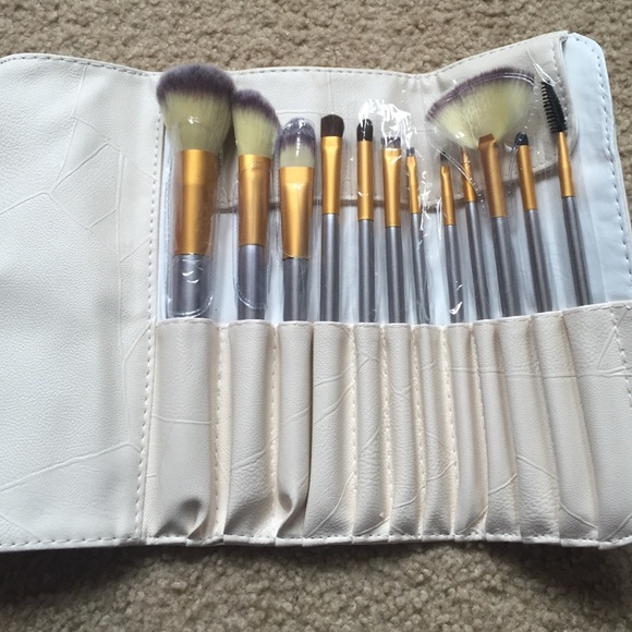 🌻SALE🌻Makeup Brush set with pouch/clutch