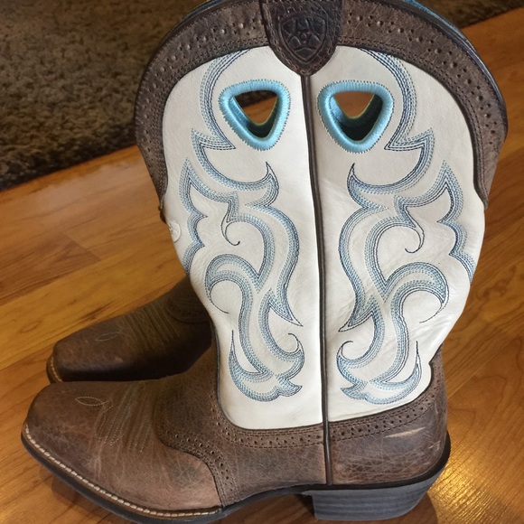 Like new Ariat cowboy boots