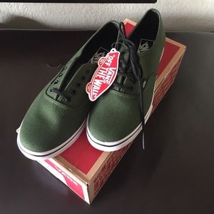 Authentic Lo Pro - Kumbu Green/True White 7.5 NWT