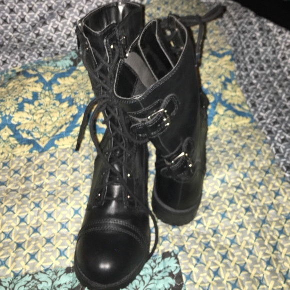 Combat style boots