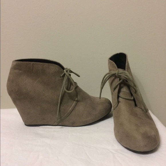 Gray bootie/wedge