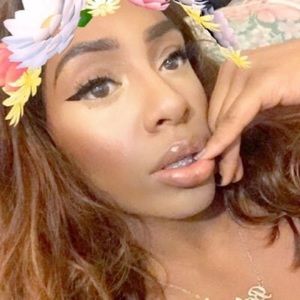 Meet your Posher, Aisha