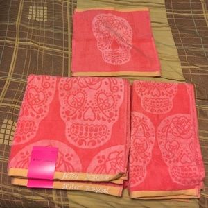 Betsey Johnson towel set