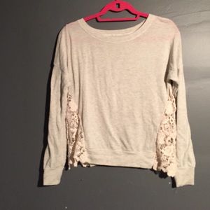Crew neck with lace accents