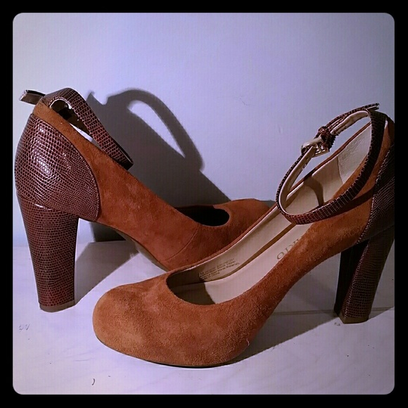 Adorable suede pumps with ankle strap