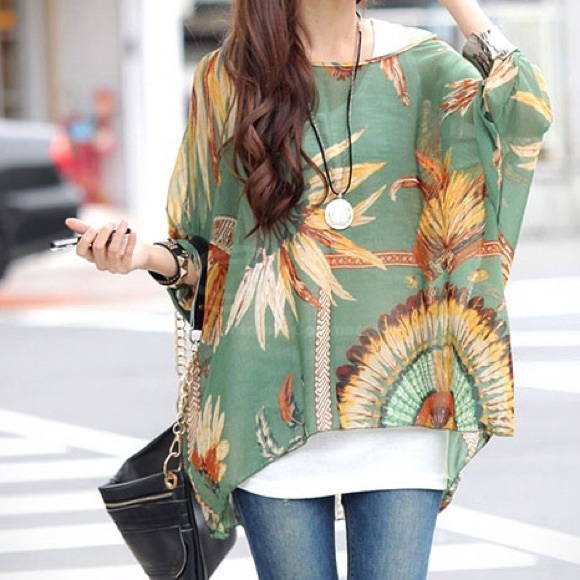 💚5⭐️ Rated 💚 Feather Print Tunic - Picture 2 of 4