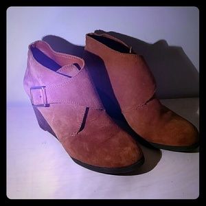 Wedge (3in) ankle boot with cross strap