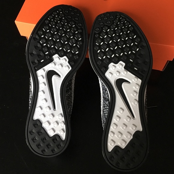 NWT Nike Flyknit Racer Oreo Womens 7 Mens 5.5 - Picture 2 of 3