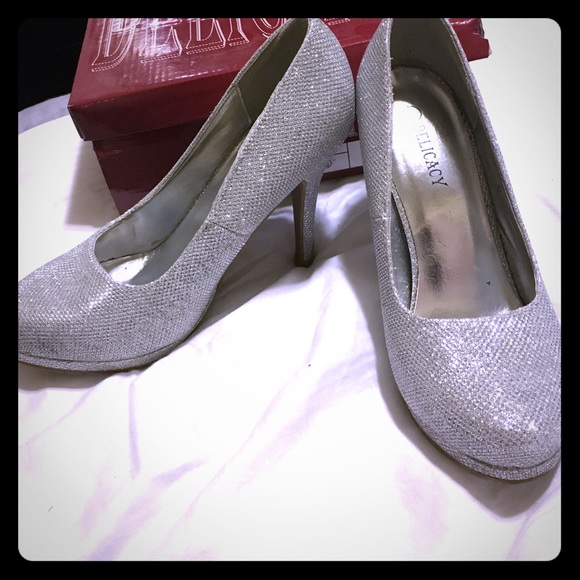 GLITTERY SILVER HEELS✨