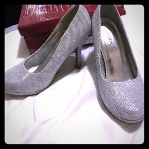 GLITTERY SILVER HEELS✨