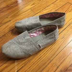 Women's size 6.5 Toms in good condition
