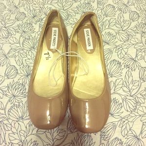Size 7.5 Steve Madden taupe flats. Never worn.