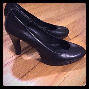 Bandolino Black leather pumps
