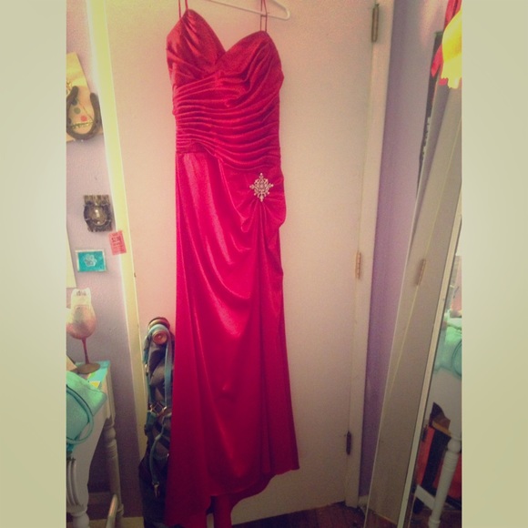 Silky Red Prom/ Formal Dress - Picture 1 of 3