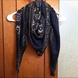 Lightweight Patterned Scarf