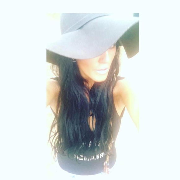 Meet your Posher, Live Styled + Live Free - Picture 3 of 6