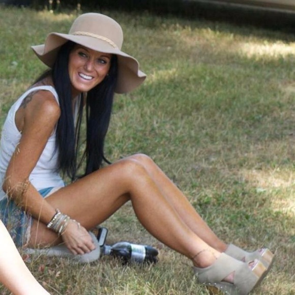 Meet your Posher, Live Styled + Live Free - Picture 2 of 6