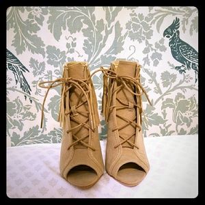 Tan fringe open-toe fringe boots