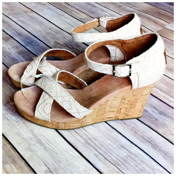 💥SOLD OUT!💥Brand new TOMS! - Picture 2 of 4