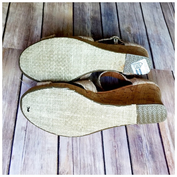 💥SOLD OUT!💥Brand new TOMS! - Picture 4 of 4