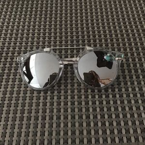 Silver mirrored sunglasses!!!🌺🌹🌷
