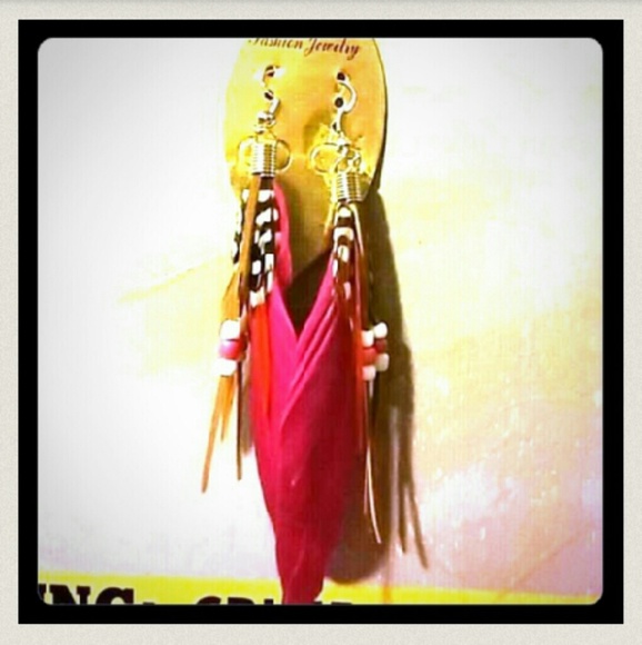 Brand 🆕 Pair Of Hot Pink Feather Earrin