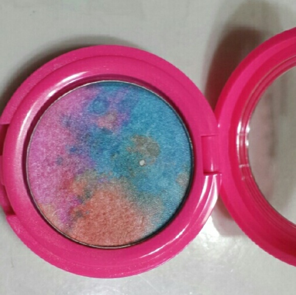 Stila single eye shadow ,used once. Sanitized.