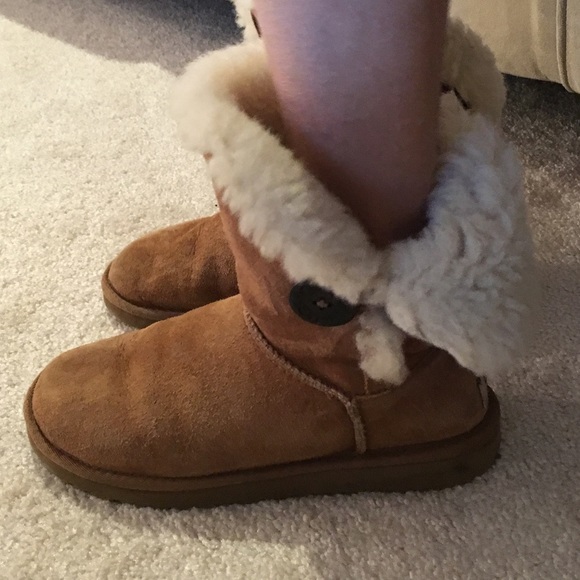 Ugg boots. Bailey button in size 6.