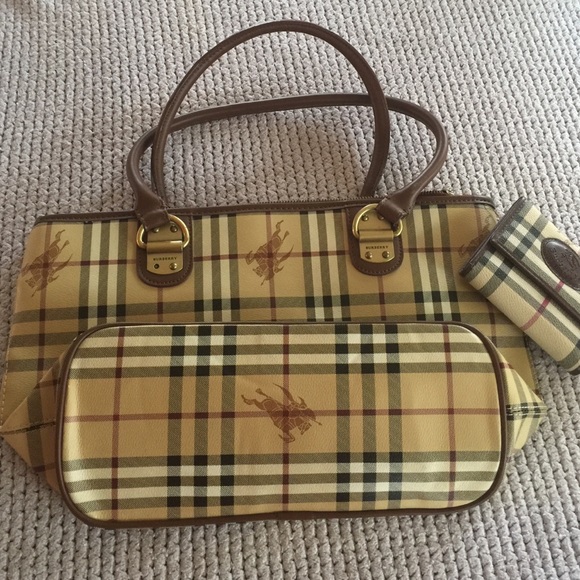 A pretty purse that looks like Burberry
