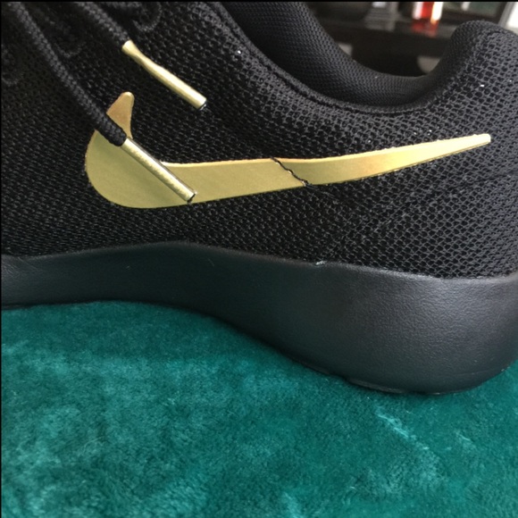 REDUCED! 2016 Nike Roshe Run ONE RARE - Picture 2 of 2